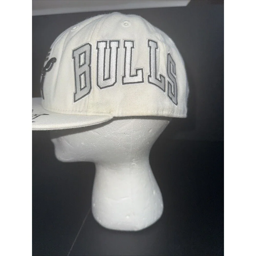 Vintage Chicago Bulls Black/White Reebok Men’s 7 3/4 Fitted Hat